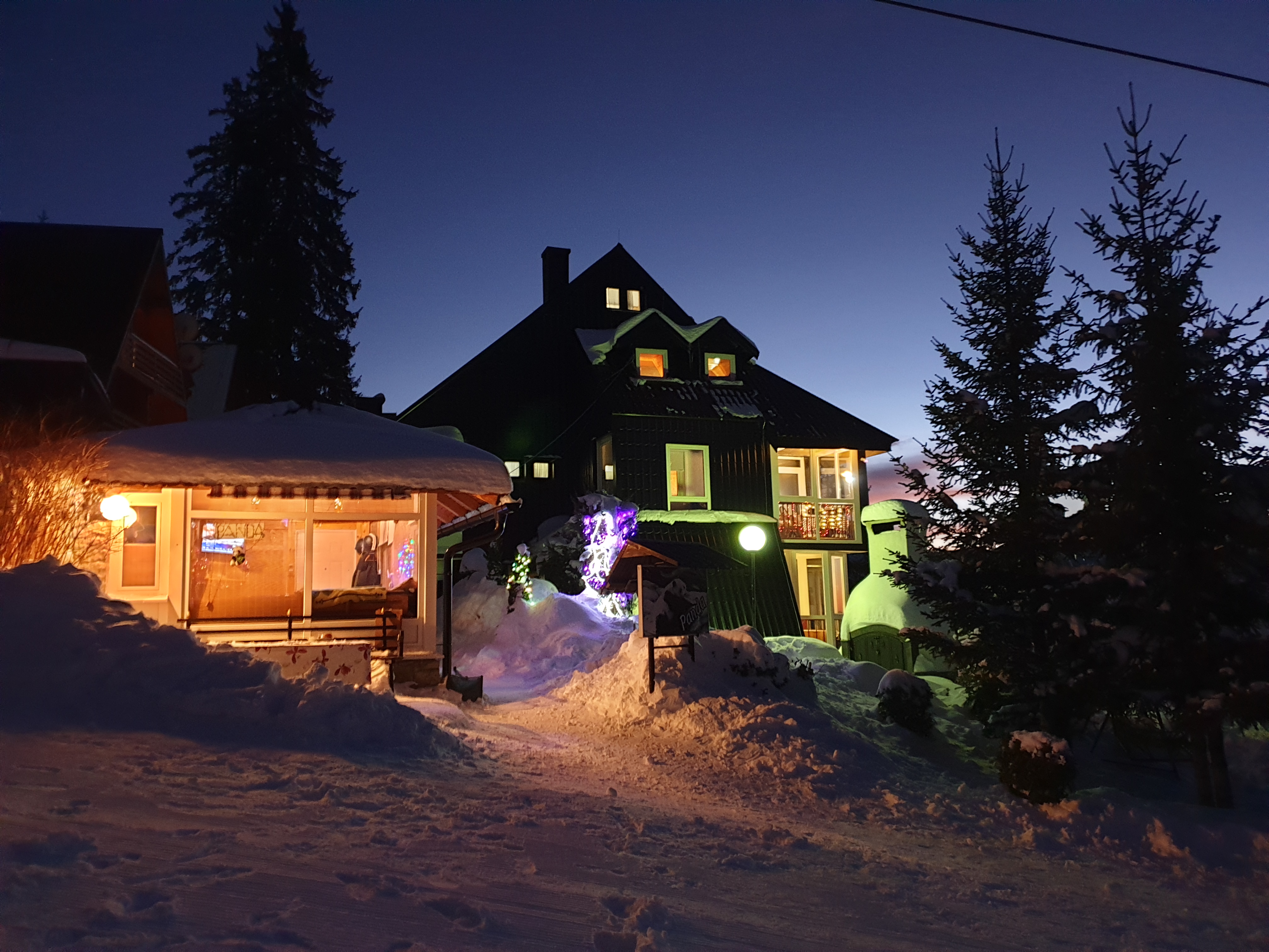 Udoban interijer apartmana s pogledom na planinu